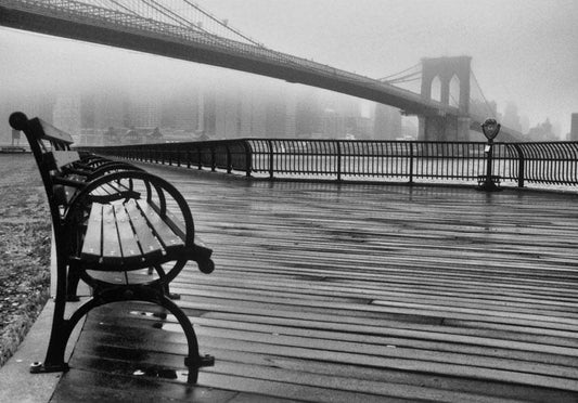 Fotobehang - Autumn Day in New York - Architecture of a city bridge in foggy weather