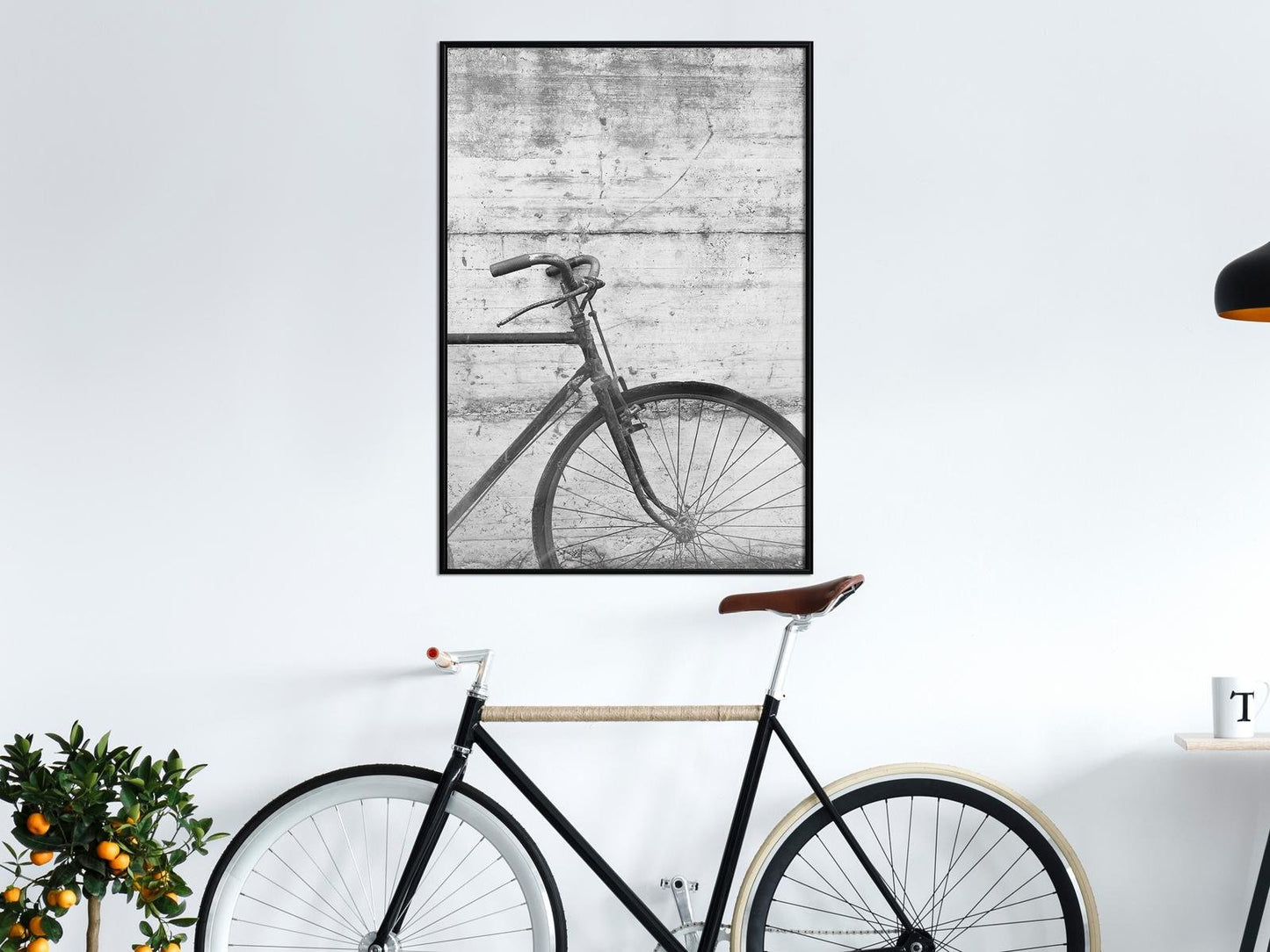 Fahrrad lehnt an der Wand